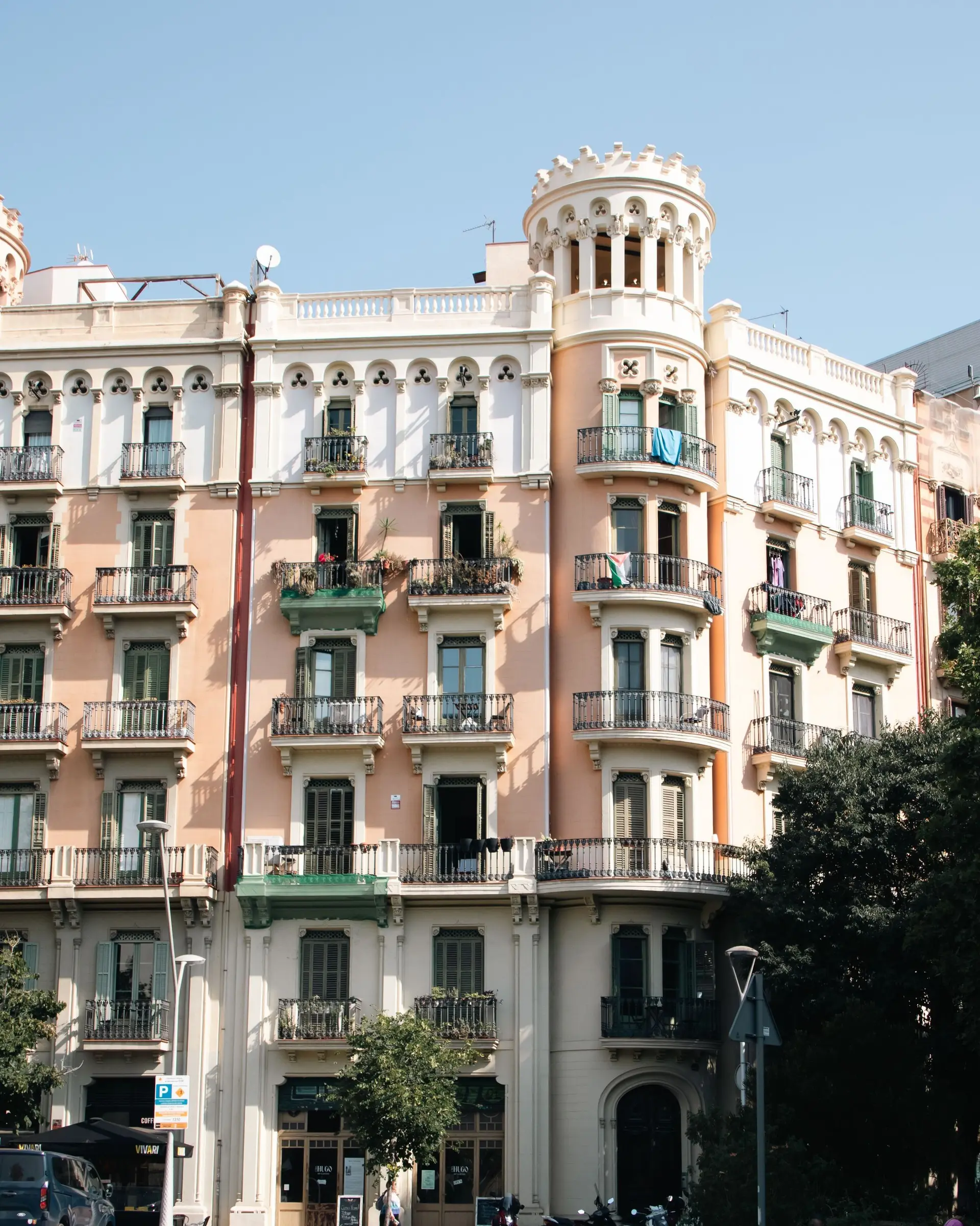 Fachada de una finca de Barcelona con balcones de hierro y tribunas