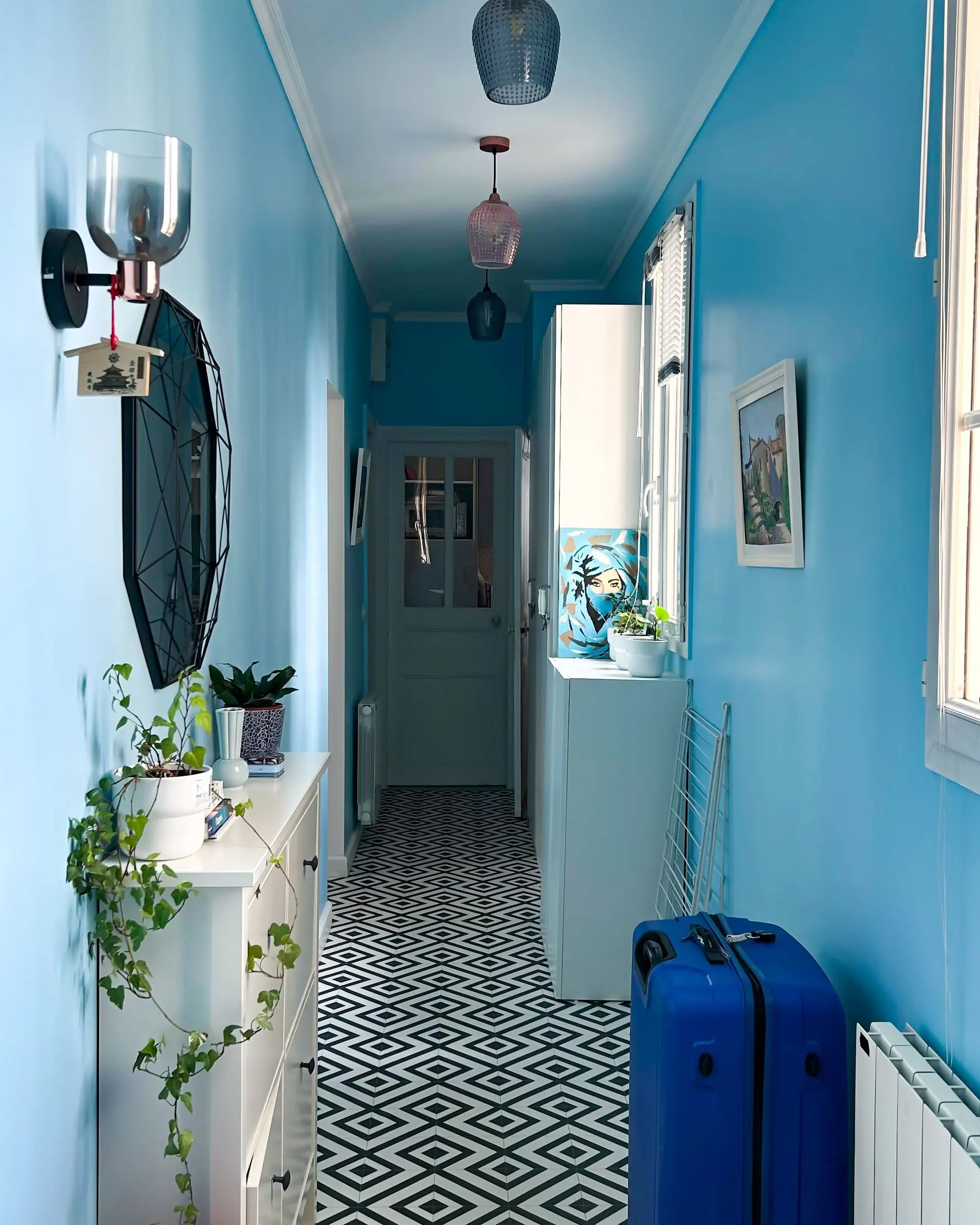 Pasillo con suelo de mosaico hidráulico y paredes azules